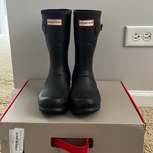 Like new black hunter boots and hunter winter sock inserts.